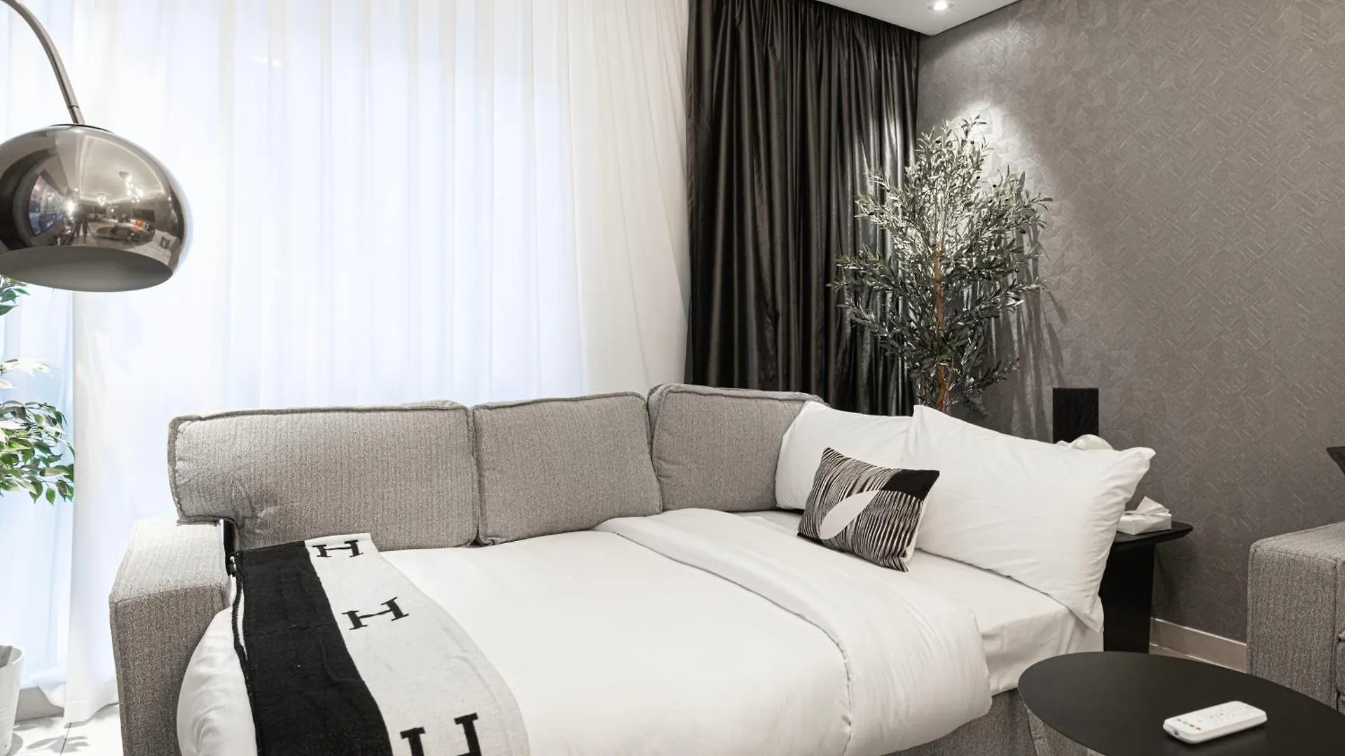 3Br Luxury Escape At Mon Reve I Access To Pool And Gym Apartment Dubai